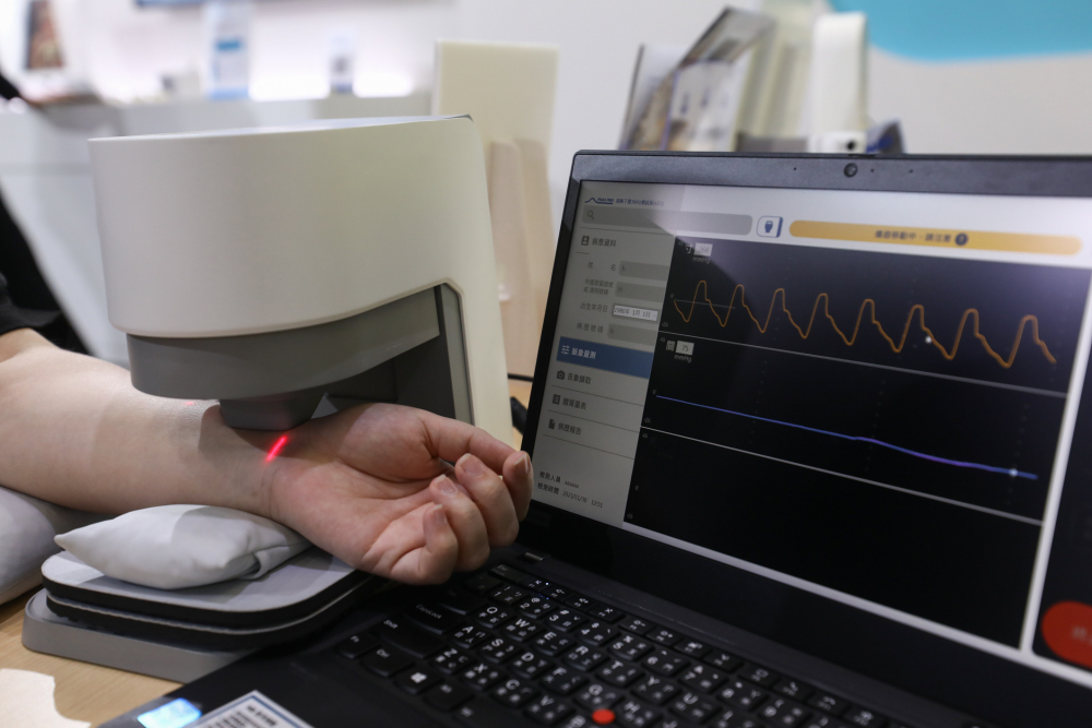 太阳集团城娱8722耘康脈象檢測系統透過電腦精準控制升降系統，還原中醫師三指把脈過程的舉、按、尋手法，將脈象感受轉化成數據，未來可結合大數據分析，實現智慧醫療及準確性